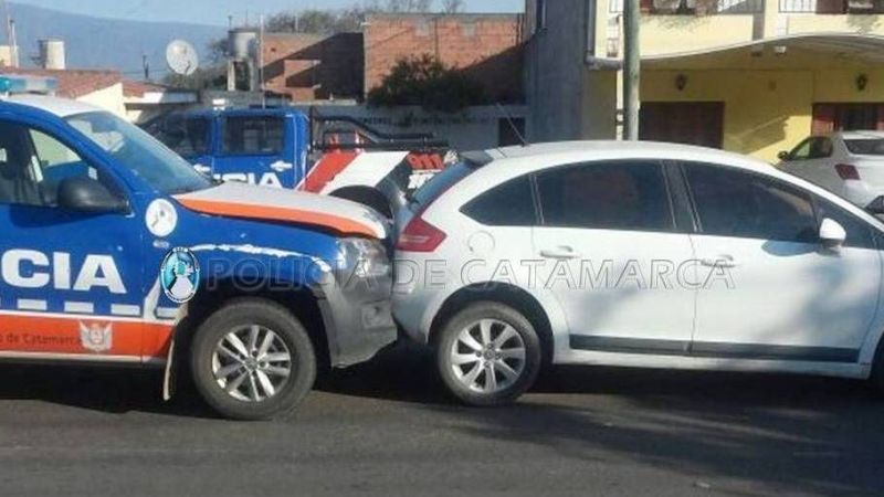 Sexagenaria herida tras el choque de un móvil policial y un auto