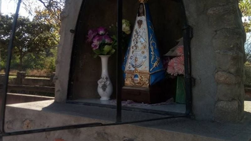 Vecinos reponen imagen de la Virgen destruida por vándalos