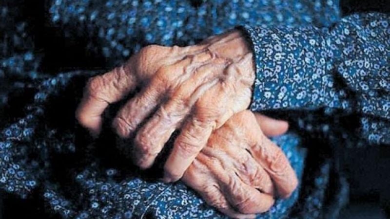 Policías asisten a una anciana deambulando con poca ropa