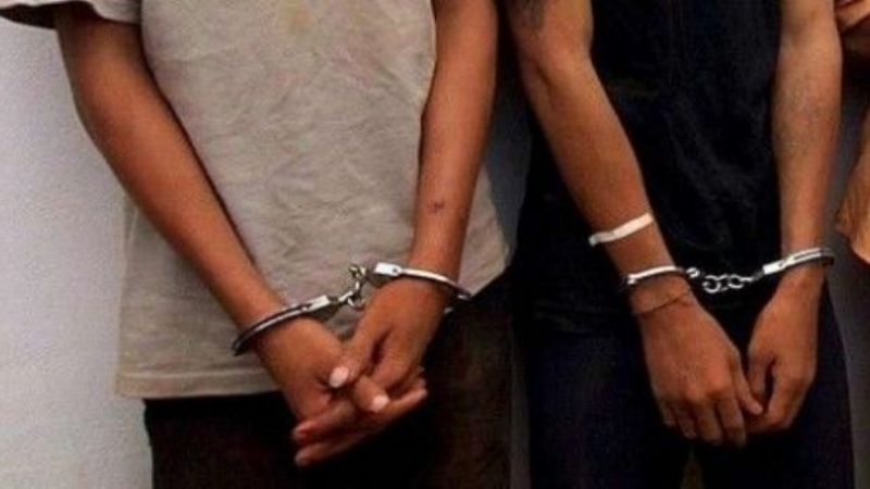 Atrapan a dos jóvenes por golpear a una mujer