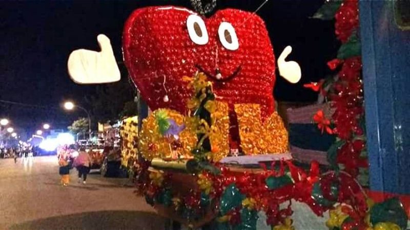 Tradicional desfile de carrozas y farándulas en Recreo
