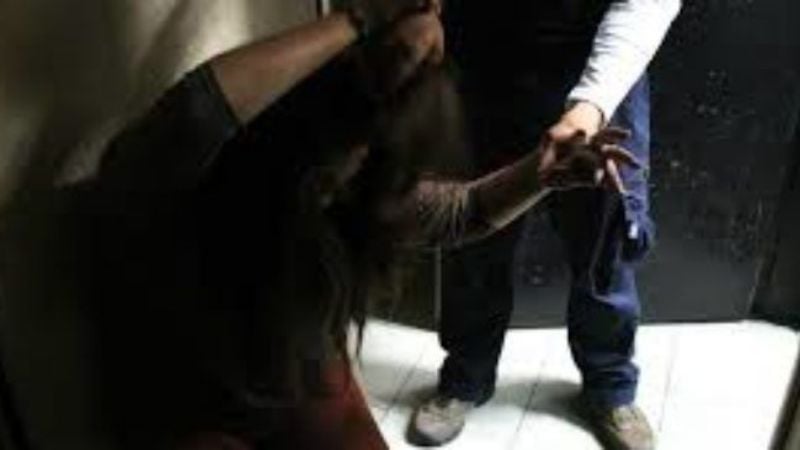 Joven aprehendido por golpear a su pareja