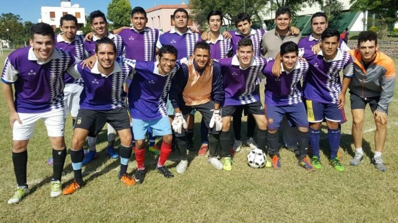 Aston Birra ya ascendió y acaricia el título