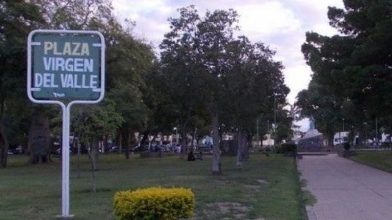 Una niña se cortó la pierna en una plaza