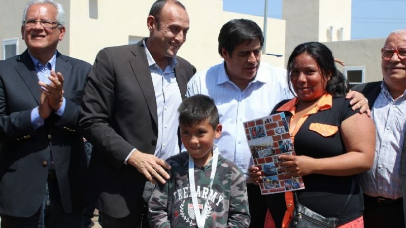 Lucía entregó viviendas en Valle Viejo