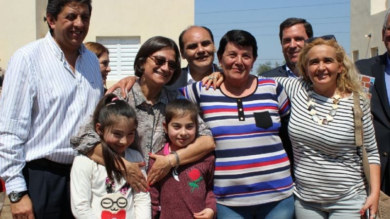 Lucía entregó viviendas en Valle Viejo