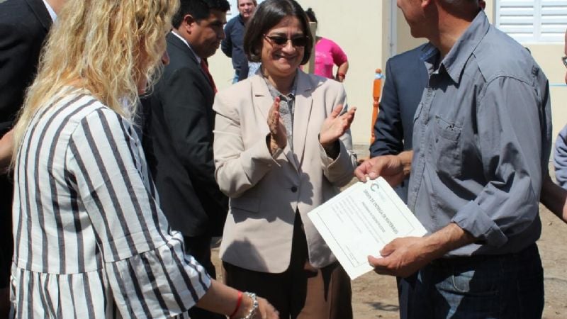 Lucía entregó viviendas en Valle Viejo