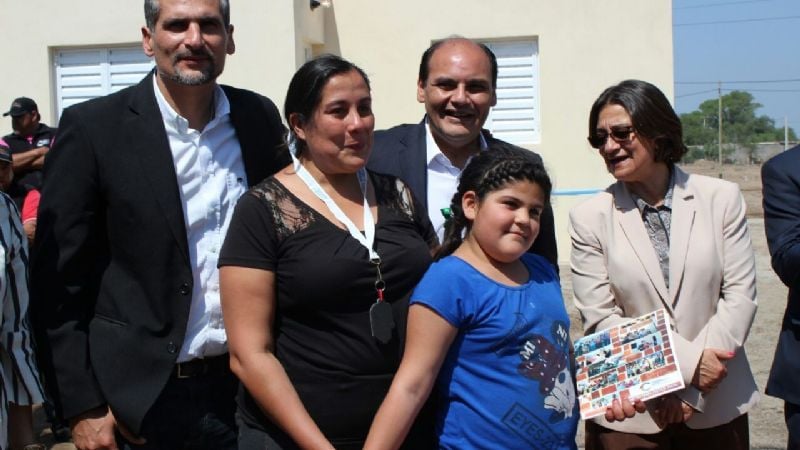 Lucía entregó viviendas en Valle Viejo