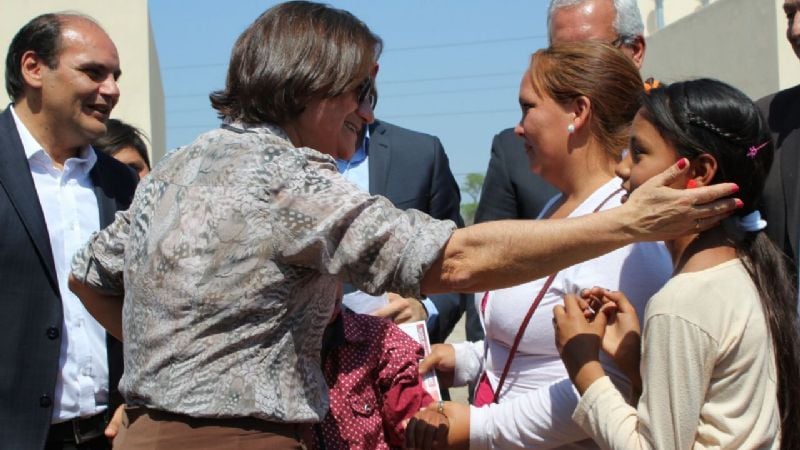Lucía entregó viviendas en Valle Viejo