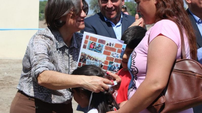 Lucía entregó viviendas en Valle Viejo
