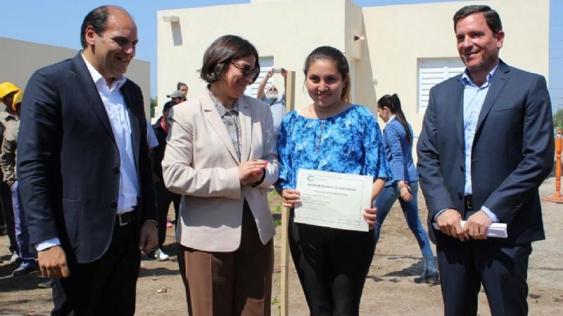 Lucía entregó viviendas en Valle Viejo