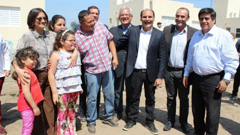 Lucía entregó viviendas en Valle Viejo