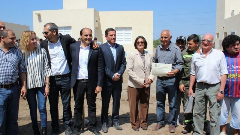 Lucía entregó viviendas en Valle Viejo