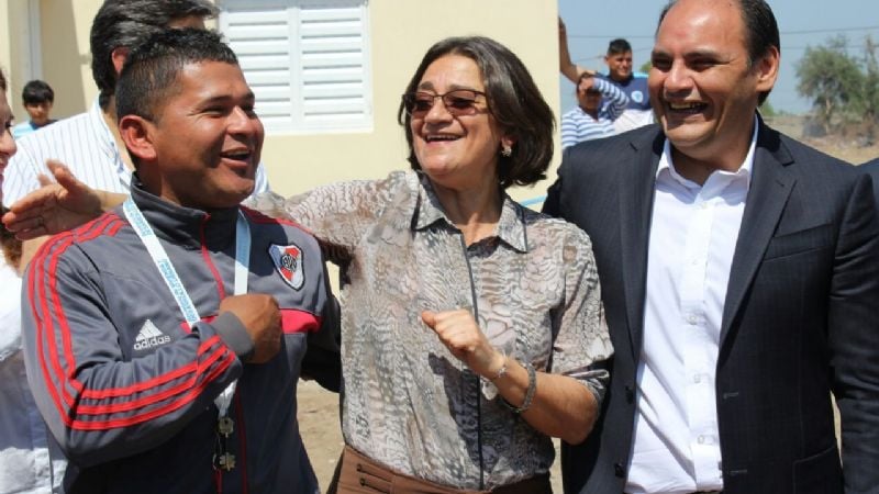 Lucía entregó viviendas en Valle Viejo