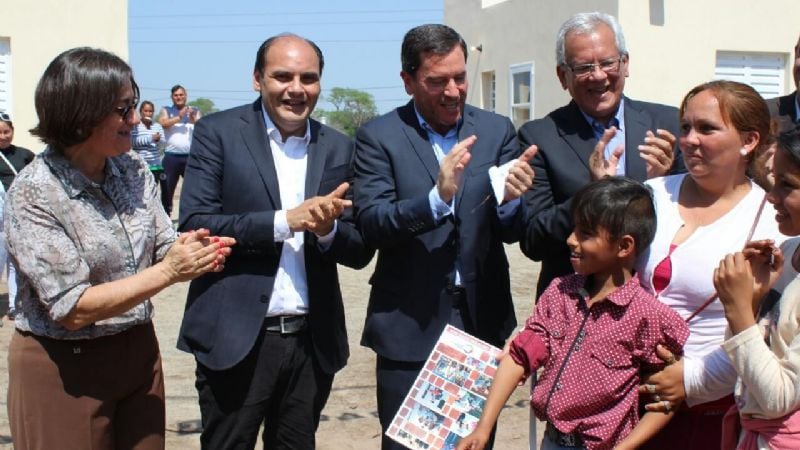 Lucía entregó viviendas en Valle Viejo