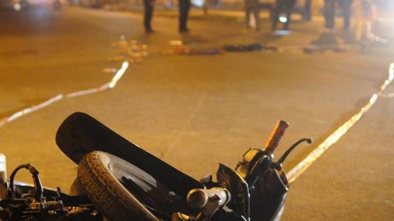 Mujer en moto se accidentó al chocar con un perro
