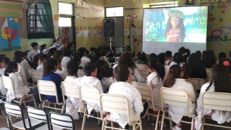 El Cine Móvil en escuelas de Andalgalá y Capital
