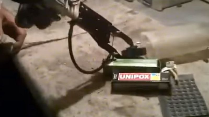 Docente armó una prótesis para que su alumno pueda aprender