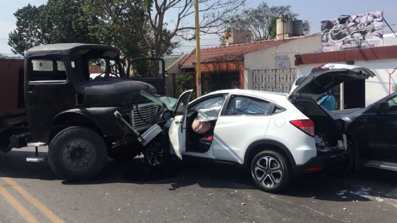 Camión se quedó sin dirección y chocó con un auto