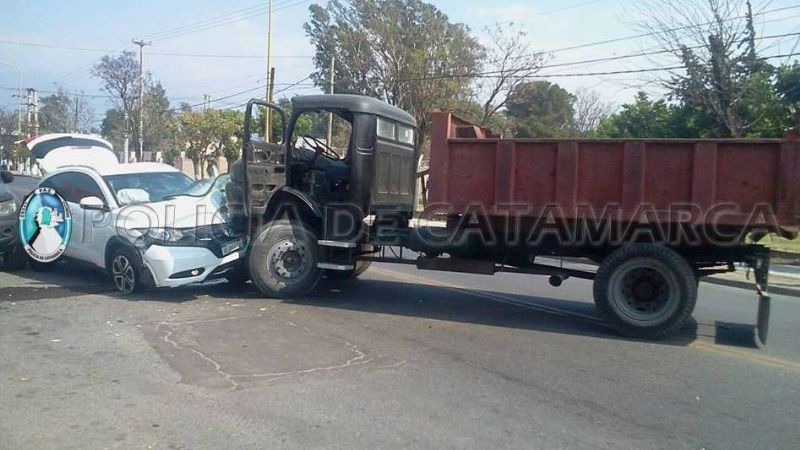 Camión se quedó sin dirección y chocó con un auto