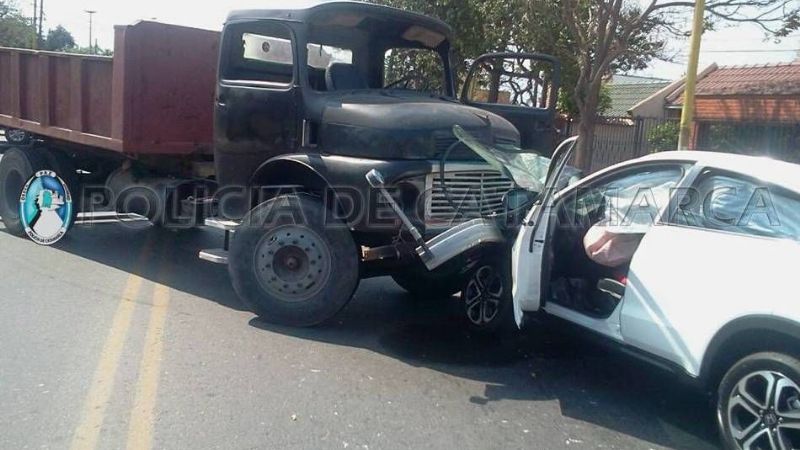 Camión se quedó sin dirección y chocó con un auto