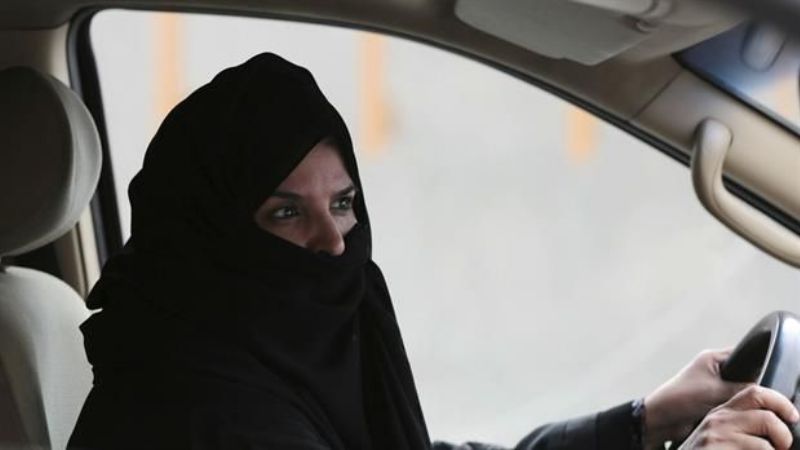 Autorizan a las mujeres a manejar en el último país donde estaba prohibido