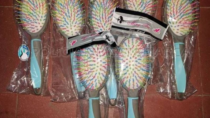 La sorprenden robando cepillos para el pelo