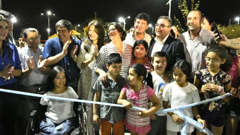 Lucía y Raúl inauguraron la plaza de Achachay