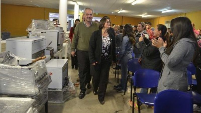 Lucía entregó más herramientas y equipos para emprendedores