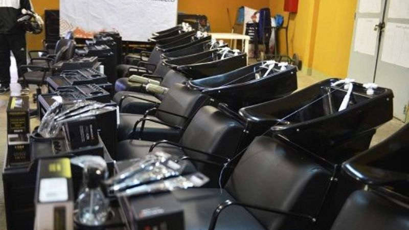 Lucía entregó más herramientas y equipos para emprendedores