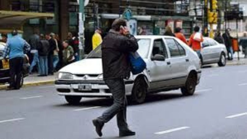 Se sancionará a quienes crucen la calle usando el celular