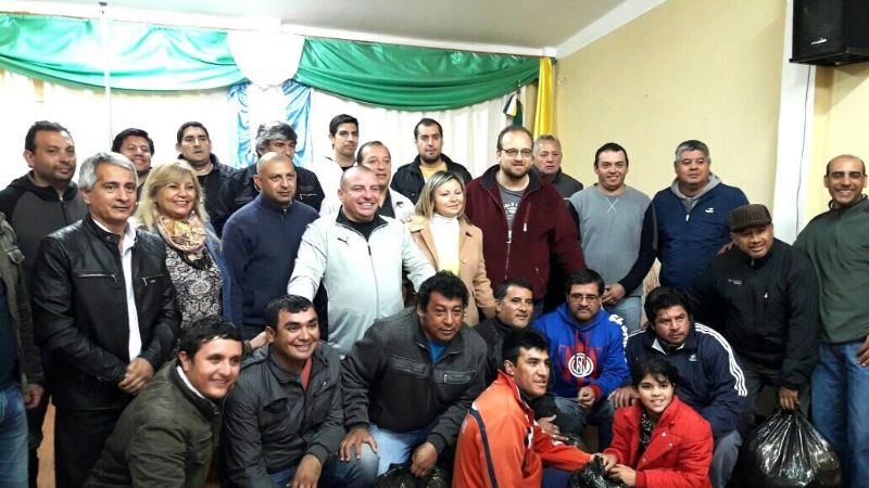 Entregan indumentaria deportiva