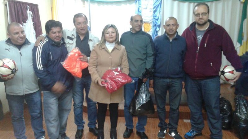 Entregan indumentaria deportiva