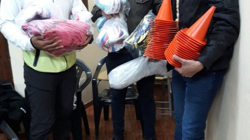 Entregan indumentaria deportiva