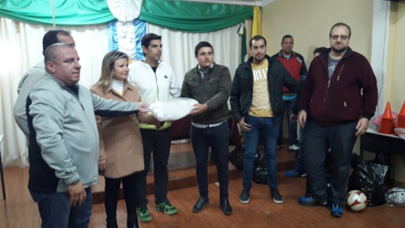 Entregan indumentaria deportiva