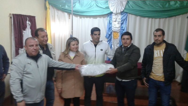 Entregan indumentaria deportiva