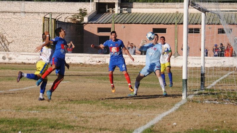 Defensores “en casa” y Policial en Santiago, el domingo