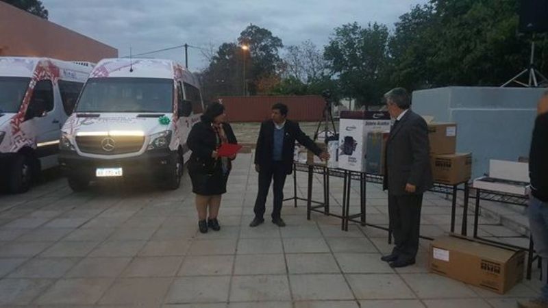 Entregaron Minibuses a la EPET N° 4 y la Escuela Agrotécnica de Huaco