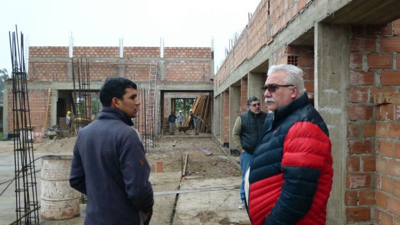 Olveira recorrió obras de ampliación de escuela rural