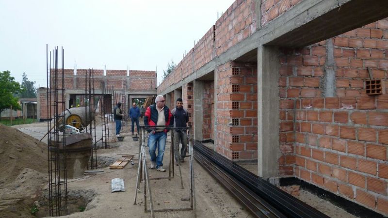 Olveira recorrió obras de ampliación de escuela rural