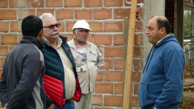 Olveira recorrió obras de ampliación de escuela rural