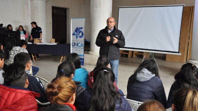 La UNCA+Cerca visitó a estudiantes secundarios de El Alto