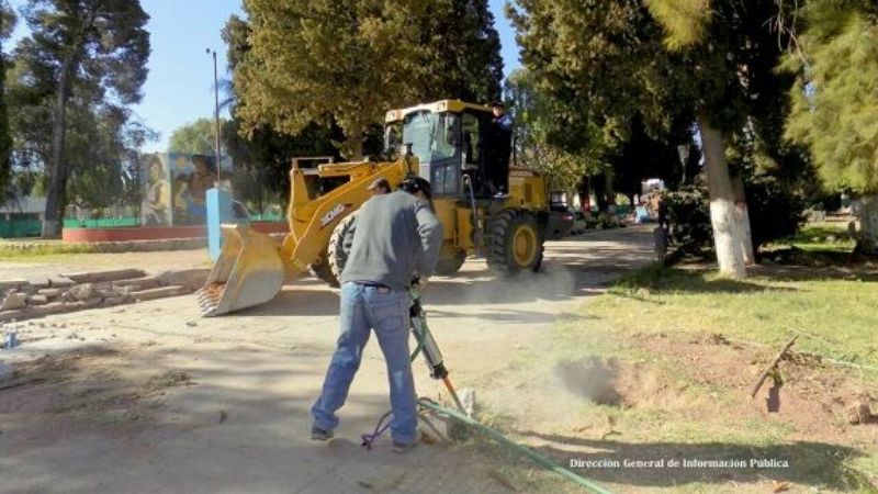Trabajan en la remodelación total de la plaza de Tinogasta