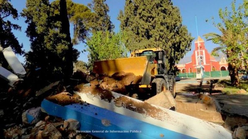 Trabajan en la remodelación total de la plaza de Tinogasta