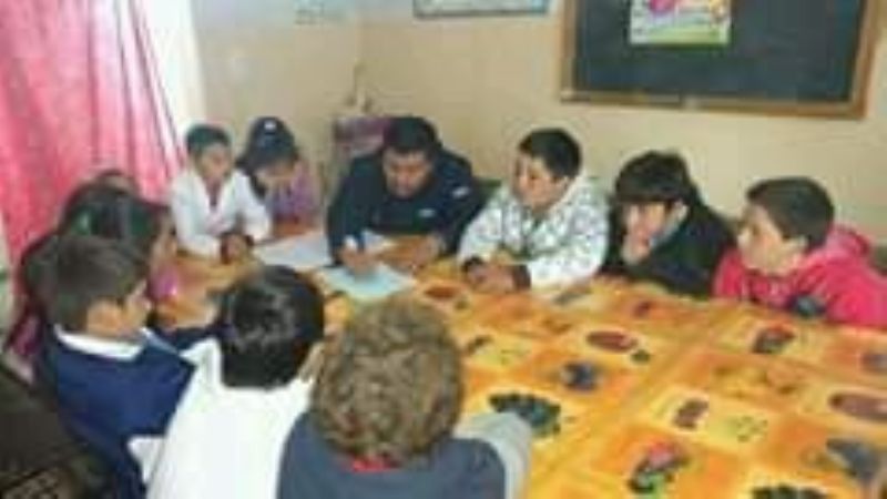 Entregan arcos para una canchita de fútbol