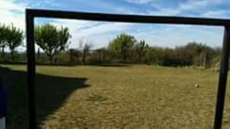 Entregan arcos para una canchita de fútbol