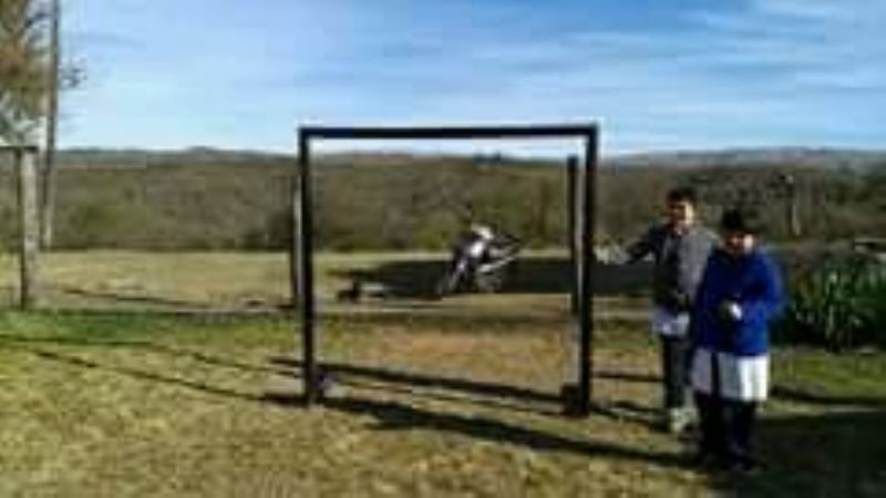 Entregan arcos para una canchita de fútbol