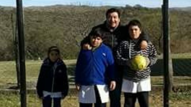 Entregan arcos para una canchita de fútbol