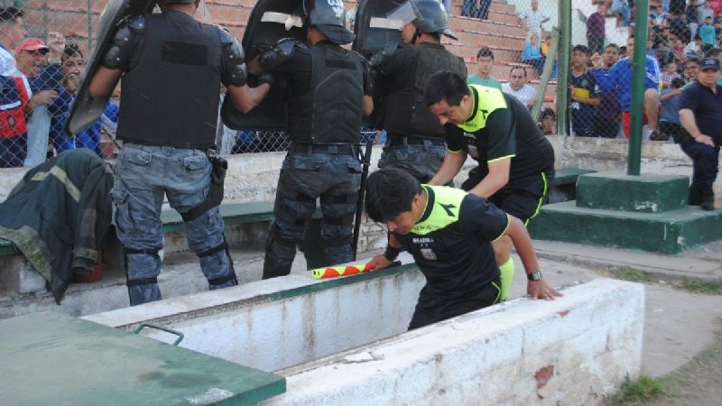 Policial no pudo con Unión, ni con el referí Calderón