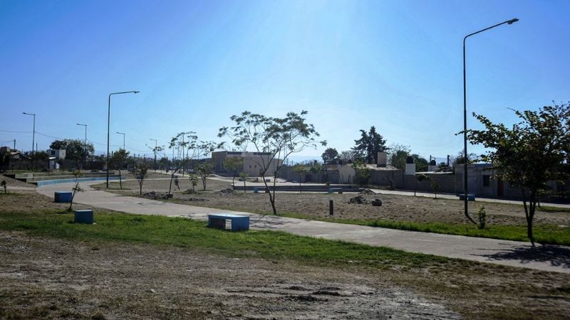 Se instalaron más de cien luminarias en la plaza del barrio San Antonio Sur
